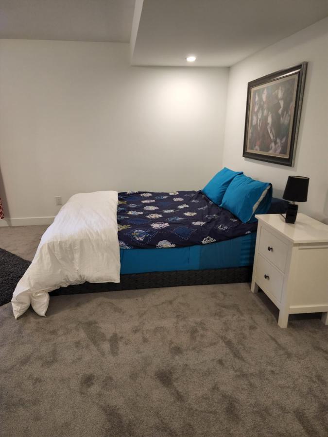 Place You Can Call Home !!! Near Ottawa Airport מראה חיצוני תמונה